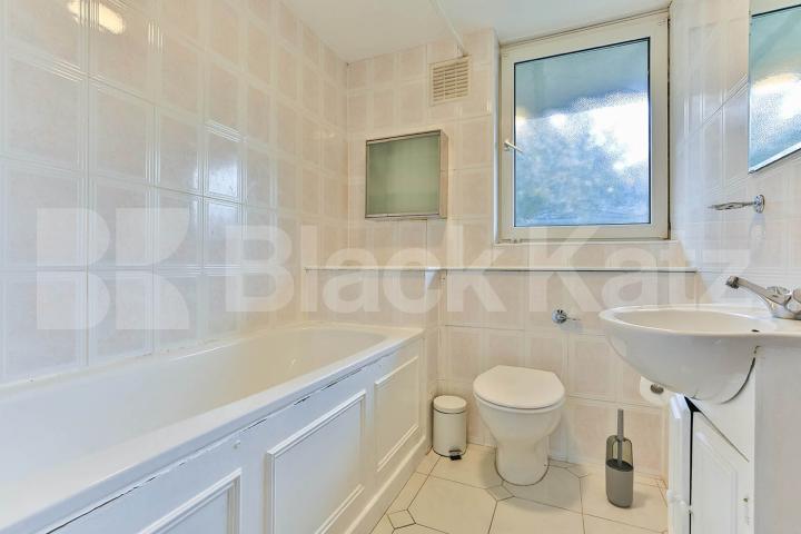 Spacious 3 bedroom property split over 2 floors minutes to Old Street Ironmonger Row , Old Street - Shoreditch